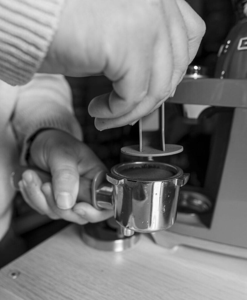 preparare il caffè con la macchina del bar nel negozio Mastro