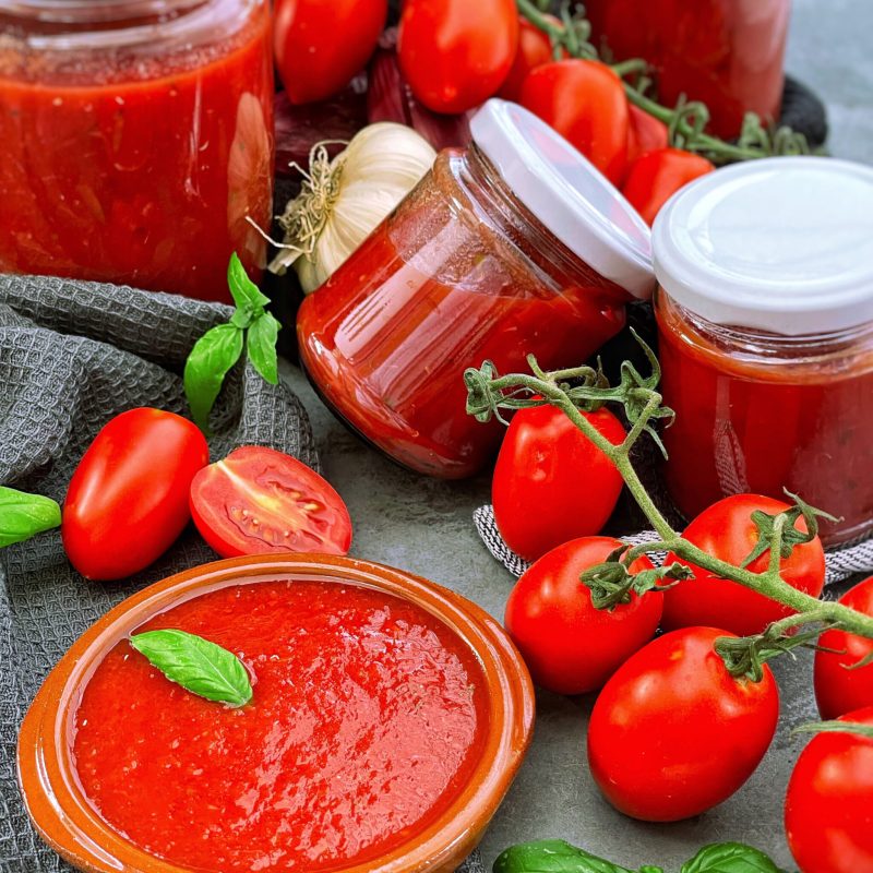 vasetti di salsa di pomodoro